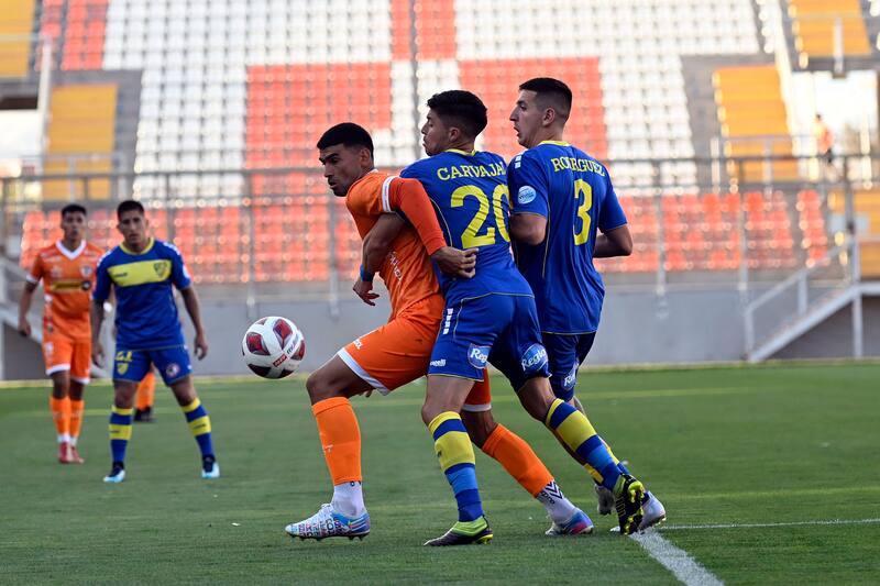 Carvajal jugando por Barnechea.
