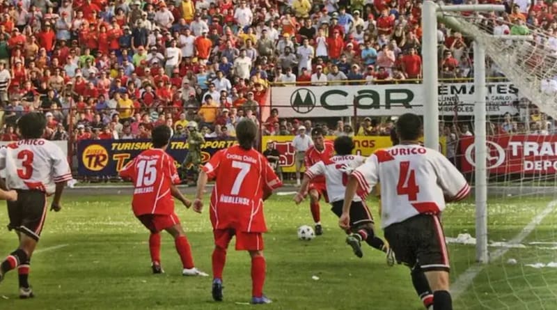 Estadio Nelson Oyarzún de Chillán, 26 de diciembre de 2004. Ñublense derrota a los curicanos en el último minuto y obliga a jugar una final por el ascenso.