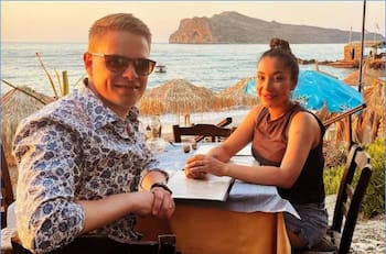 La romántica caminata de Natalia Rodríguez, "Arenita", y su esposo, Jens Bach, por las calles de Dinamarca
