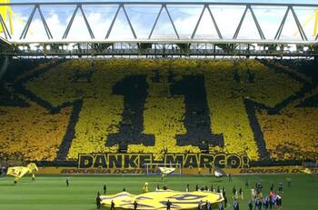 VIDEO | El espectacular mosaico que montaron los hinchas del Borussia Dortmund para despedir a Marco Reus