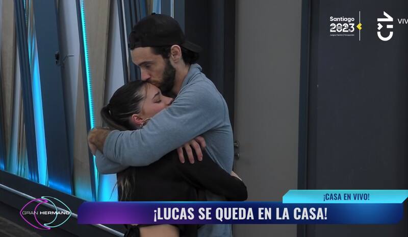 Lucas Crespo volviendo a saludar a sus compañeros.