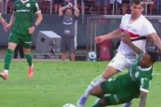 VIDEO | La feroz patada que recibió Gonzalo Tapia en Sao Paulo: el árbitro no cobró penal y todos reclamaron