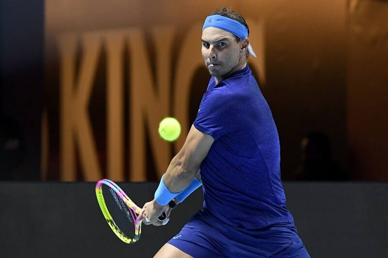 realizó un potente remate contra Djokovic.