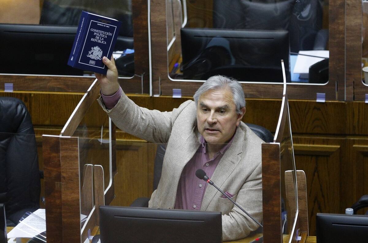 Iván Moreira sufre ataque con aguas servidas y objeto contundente: participaba de acto público en Hualaihue