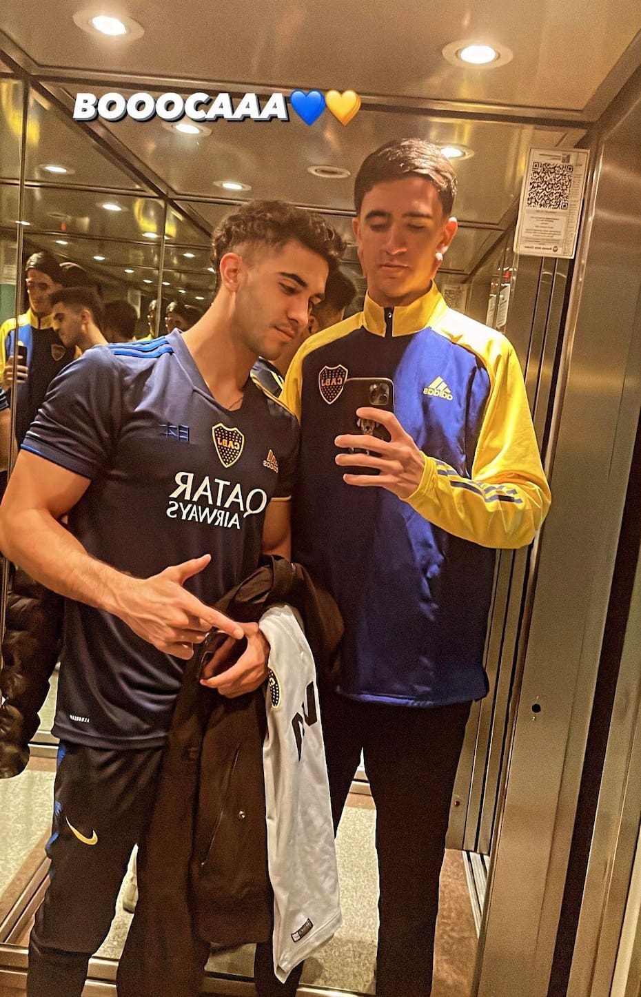 Sebastián y Gonzalo Quinteros en un ascensor de Buenos Aires con la camiseta de Boca Juniors. (Foto: @sebastianquinterosg)