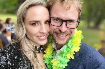 Vale Ortega y su prometido, Jonathan Lawn, vivieron una romántica escapada a la playa