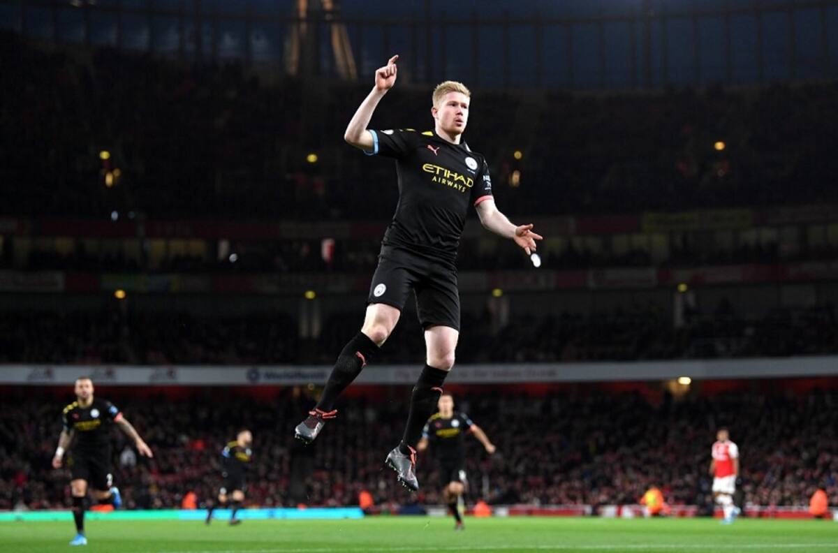Con este espectacular remate De Bruyne anotó el 3-0 sobre Arsenal