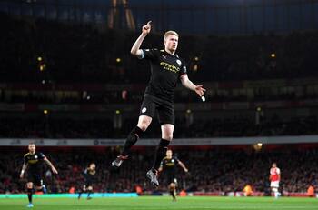 Con este espectacular remate De Bruyne anotó el 3-0 sobre Arsenal