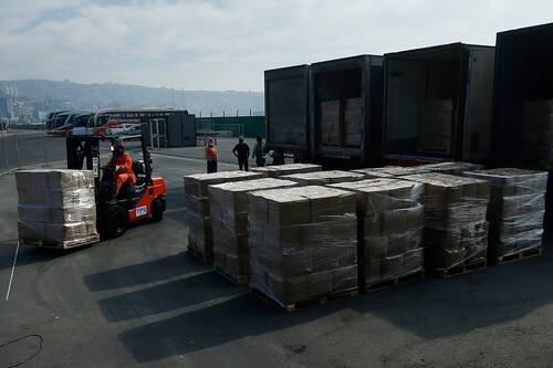 Valparaiso, 30 de mayo de 2020.
Llegada de cajas con alimento en el marco de la campana Alimentos para Chile, las cuales seran distribuidas en la region de Valparaiso.
Sebastian Cisternas/ Aton Chile.