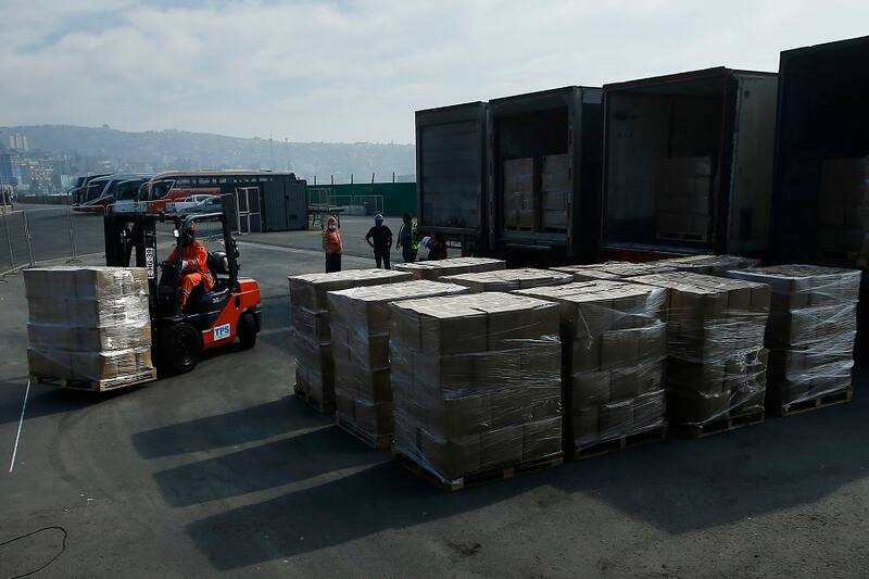 Valparaiso, 30 de mayo de 2020.
Llegada de cajas con alimento en el marco de la campana Alimentos para Chile, las cuales seran distribuidas en la region de Valparaiso.
Sebastian Cisternas/ Aton Chile.