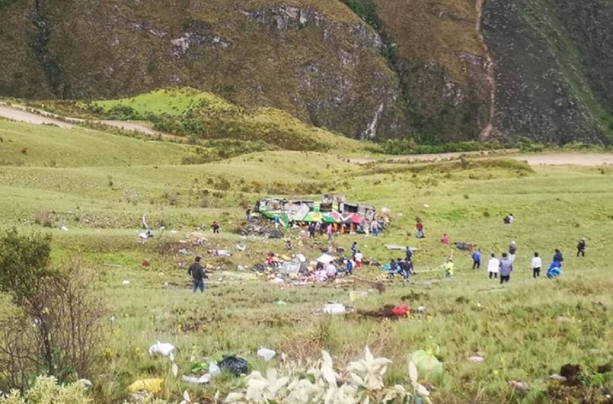 VIDEO | Al menos 20 muertos y 30 heridos deja accidente de autobús que cayo a un abismo en Perú