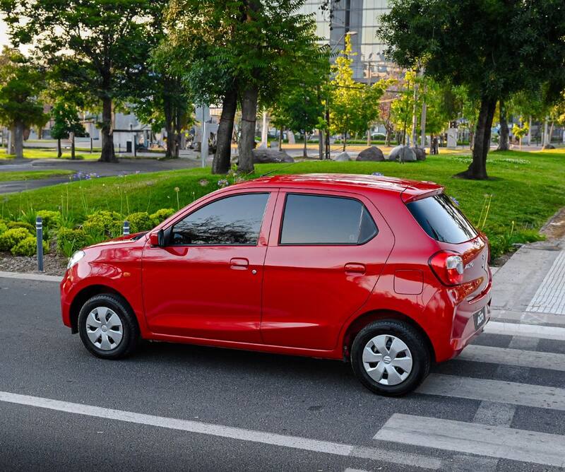 Su habitáculo es más amplio y confortable para sus ocupantes, además tiene un maletero con mayor capacidad de carga, la que creció 34lts, llegando hasta los 214 litros.