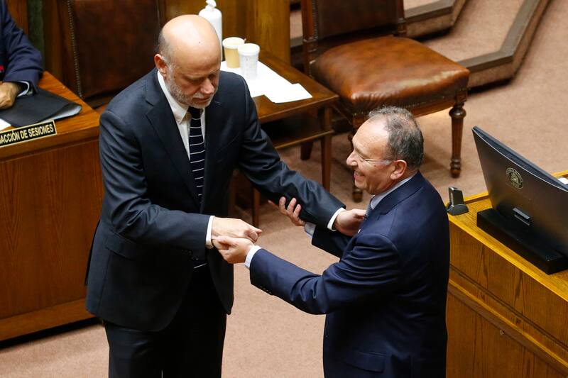 Jose Garcia Ruminot y el ministro Alvaro Elizalde durante la Sesion del Senado. Créditos: ATON.