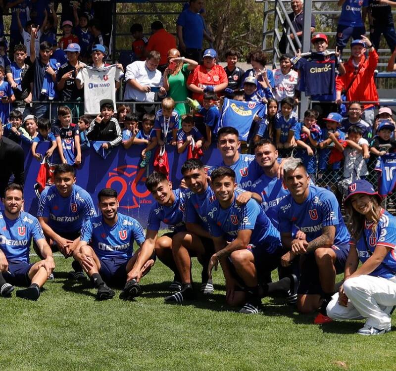 El central Bastián Tapia entrena bajo las órdenes de Mauricio Pellegrino en la U. Foto: Aton.