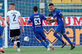 Fiorentina vence momentáneamente a Parma con doblete de Erick Pulgar