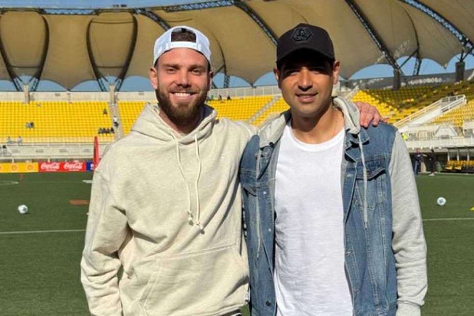 Rodo Rotondi y Enzo Gutiérrez llegaron a apoyar a Santiago Wanderers. Foto: X Santiago Wanderers.