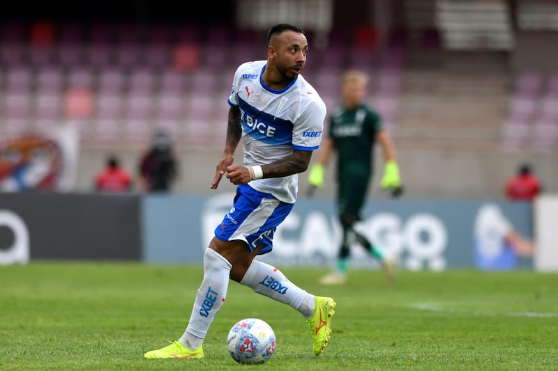 El defensor en la UC suma bonos para ser titular contra Ñublense. Foto: Agencia Aton.