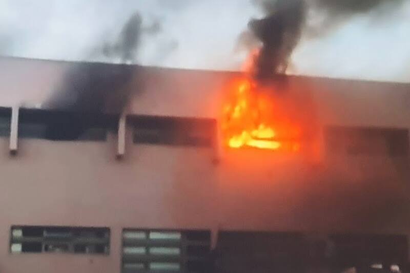 Las llamas se ocasionaron en un edificio contiguo al centro penitenciario.