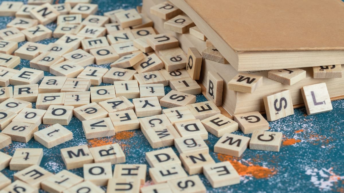 ¿Qué significa "hagioscopio"? Conoce las nuevas palabras incorporadas al diccionario por la RAE