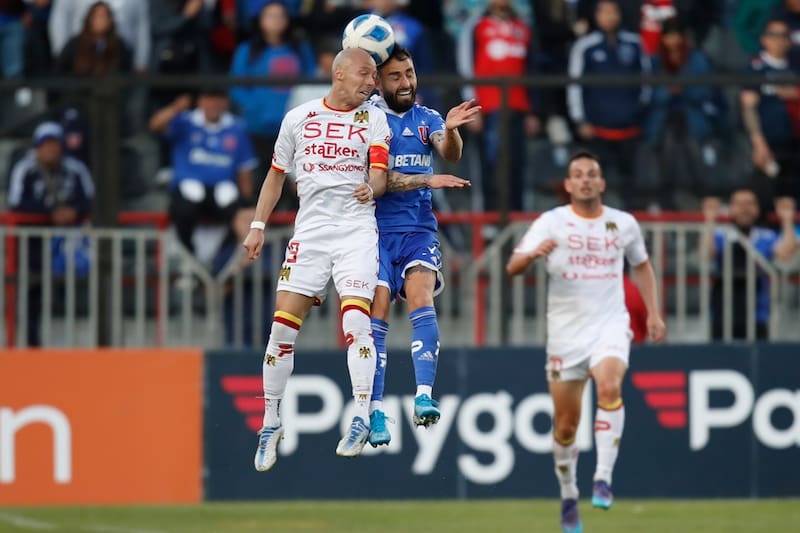 El lateral izquierdo, en la foto en un partido ante Universidad de Chile, jugó 11 temporadas en el primer equipo rojo. Foto: Agencia Aton.