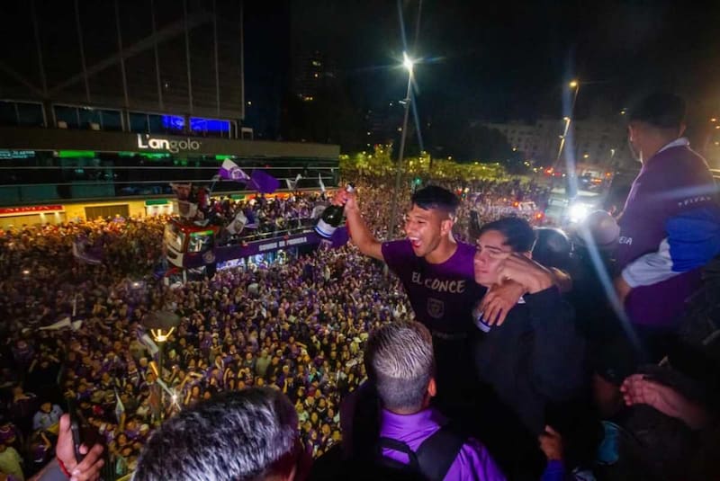 Siendo recibido por miles de hinchas tras firmar el ascenso. Foto: @deportesconcepcionsadp