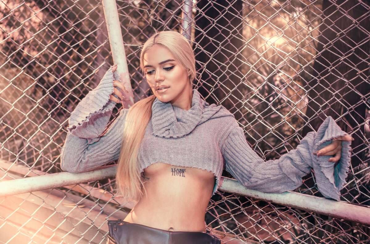 Karol G se lució en Instagram con un estilo "oversize"