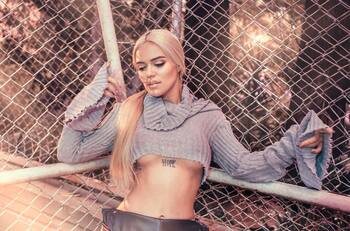 Karol G se lució en Instagram con un estilo "oversize"