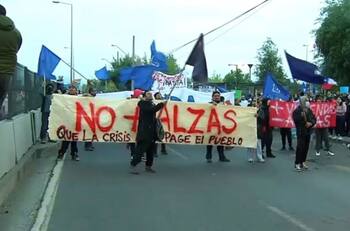 VIDEO | Pobladores de Lo Hermida protestaron contra el alza en el precio de los alimentos