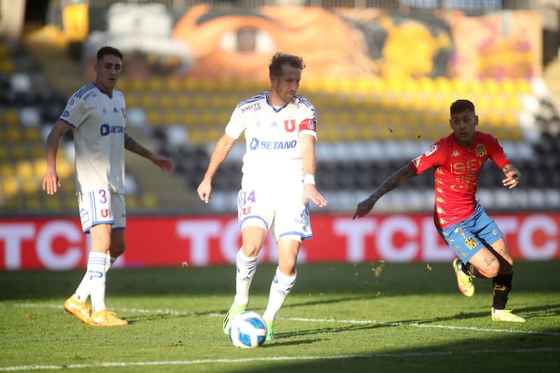 El volante jugando con la camiseta de la U. Foto: Aton