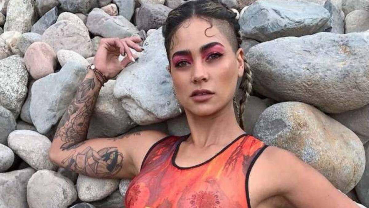 Camila Recabarren encendió las redes con un brillante look navideño