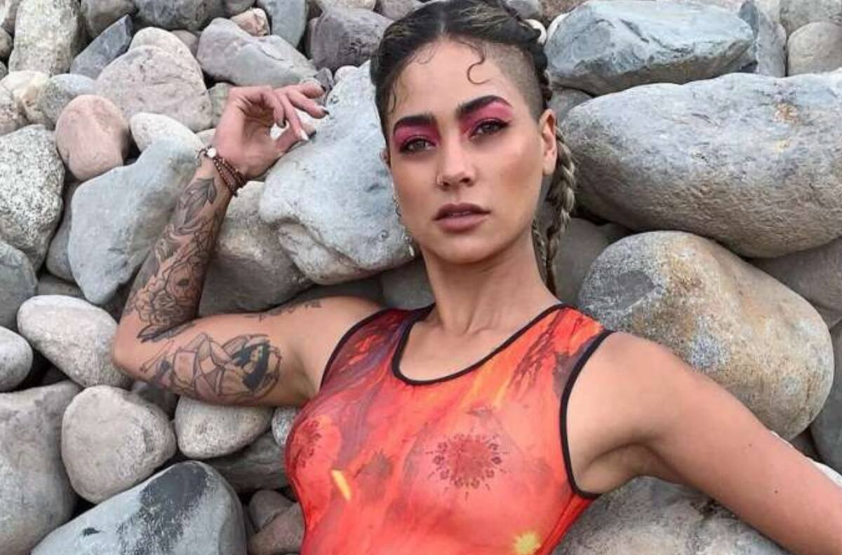 Camila Recabarren encendió las redes con un brillante look navideño