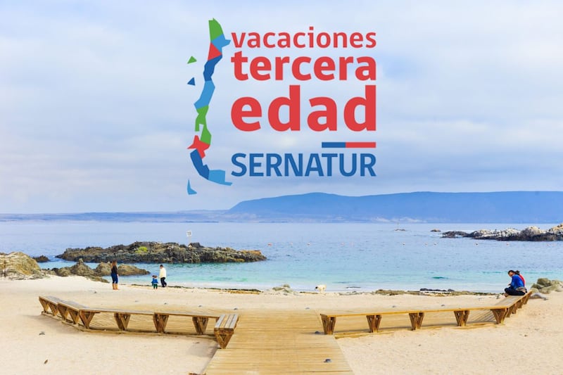 Playa en Chile con el logo del programa Vacaciones Tercera Edad encima.