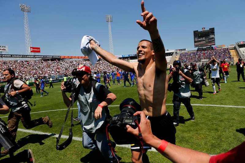 Emiliano Vecchio celebra el triunfo contra Universidad de Chile, en octubre de 2014. El volante dice que cumplió su mejor temporada ese año.