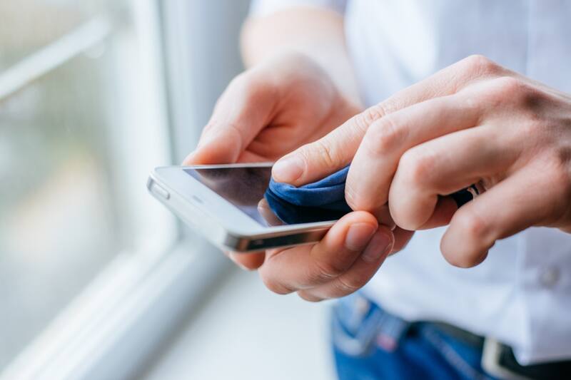 Las recomendaciones para limpiar el lente de tu teléfono.