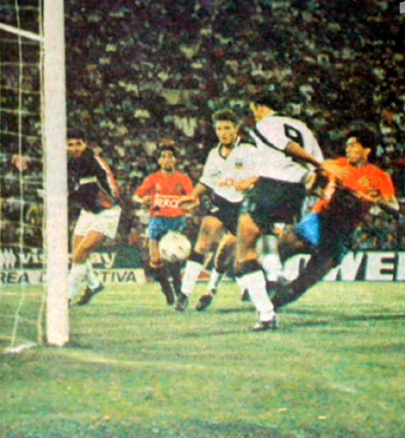 Torneo 1990, Estadio Nacional. El Polaco cachetea el centro de Sergio Salgado y anota en la portería hispana defendida por Ronald Yávar.