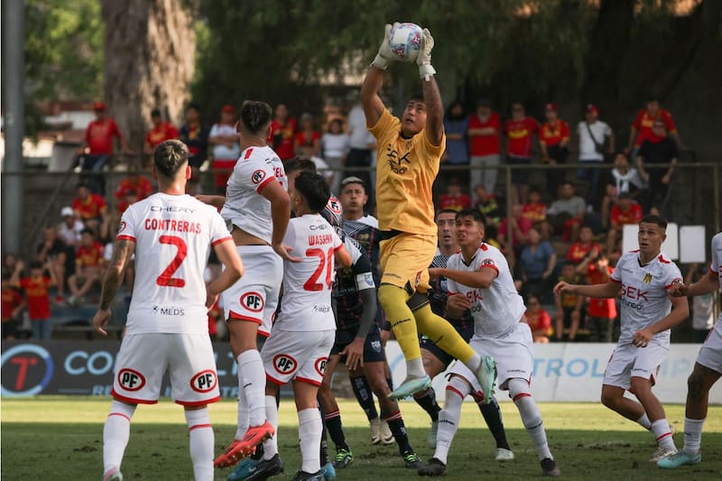 Los Hispanos arrancaron con el pie derecho la temporada, con un triunfo sobre Deportes Recoleta. Foto: Agencia Aton.