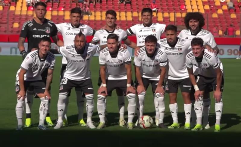 Esteban Pavez con una publicidad diferente al resto de sus compañeros en Colo Colo.