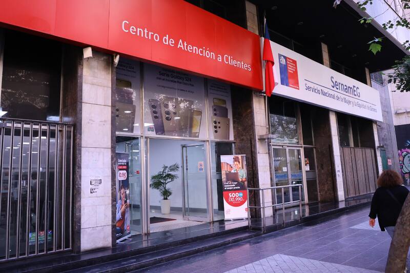 La tienda comercial colinda con las oficinas del Sernameg, edificio desde el que habrían ingresado los delincuentes.