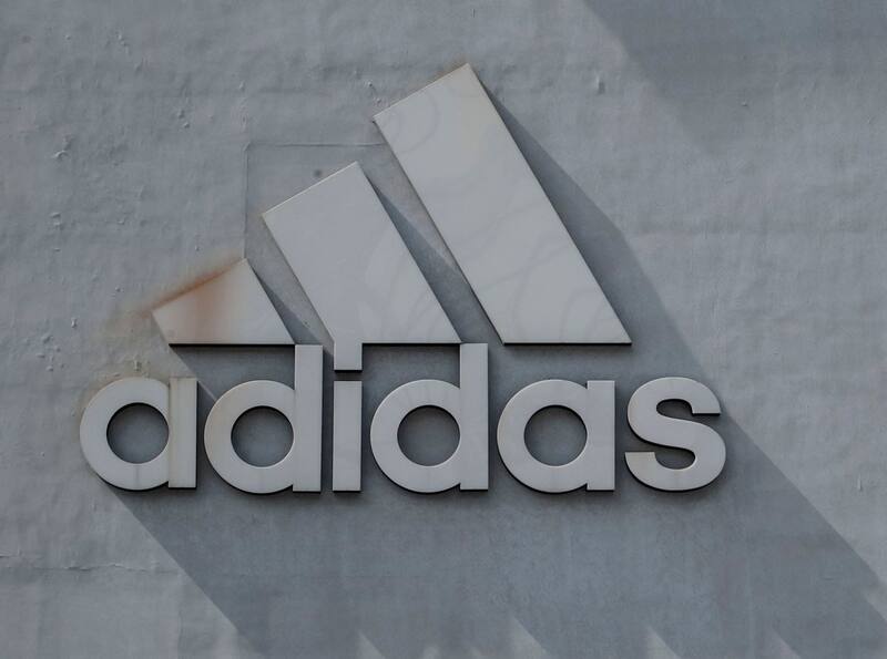 Revisa las ofertas laborales disponibles en la empresa.