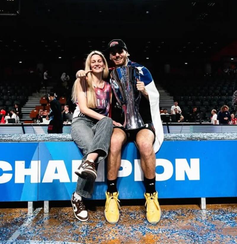 El jugador chileno se casó en Europa y próximamente celebrará la ceremonia socialmente. Su pareja, alemana, es el gran apoyo emocional.