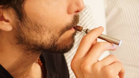 Adiós a los cigarrillos electrónicos: comienza a funcionar drástica normativa del Minsal