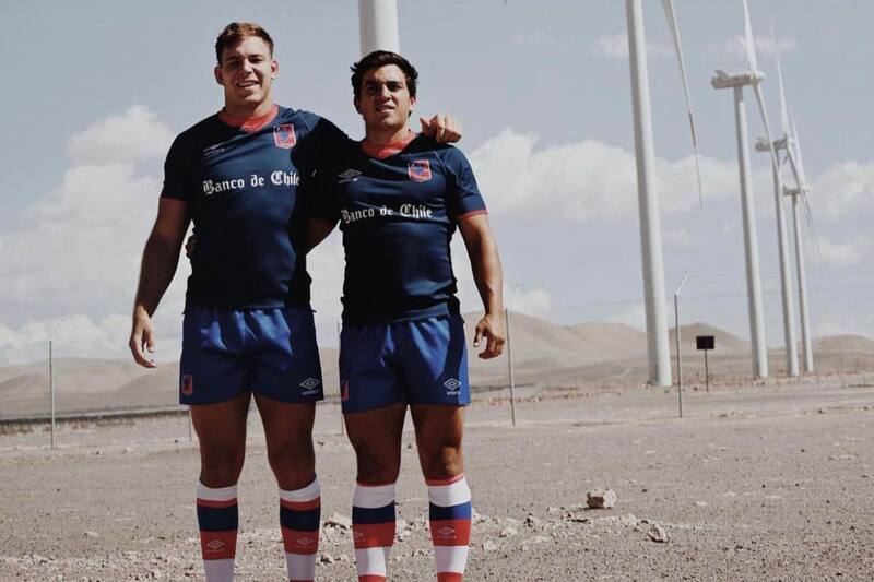 Domingo Saavedra posando junto a Marcelo Torrealba con el uniforme de color azul de Los Cóndores en el norte de Chile. (Foto: @domingosaavedra_)
