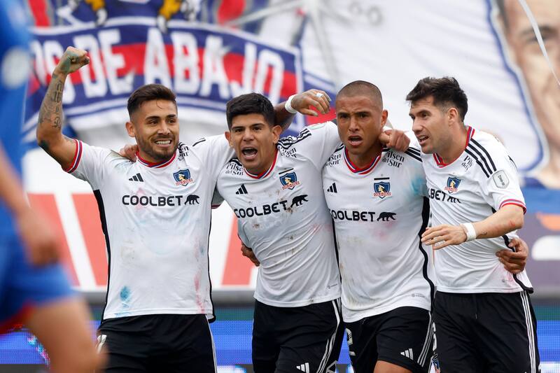 Leandro Benegas, Marcos Bolados, Esteban Pavez y César Fuentes celebrando con la camiseta de Colo Colo.