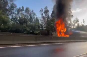 VIDEO | Camión con carga de combustible se incendió en plena Ruta 160 en la Región del Biobío