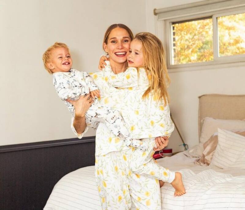 Constanza Mackenna junto a sus dos hijos. Créditos: Instagram