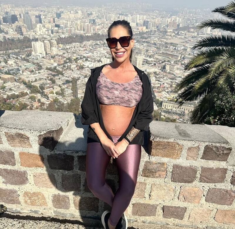 Para tener un recuerdo más de su guatita de embarazad subió el cerro / Instagram