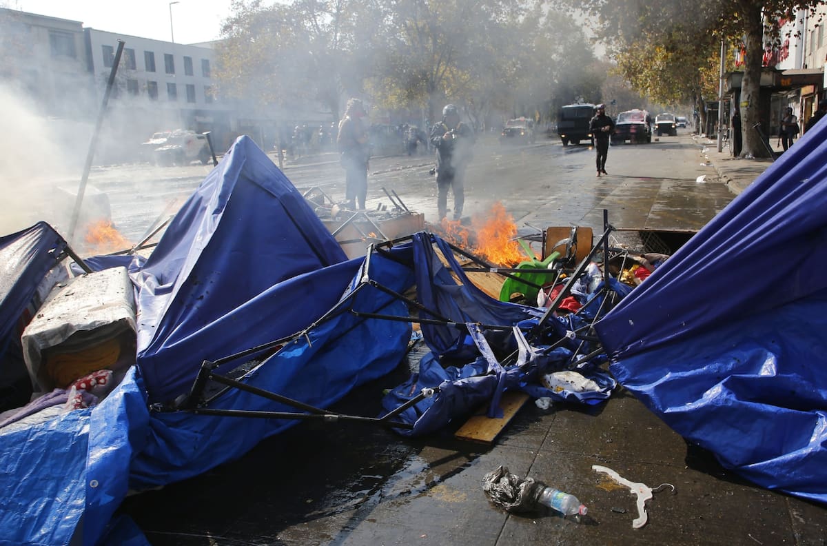 VIDEO | Enfrentamientos entre encapuchados y comerciantes en el Día del Trabajador: Se escuchan disparos