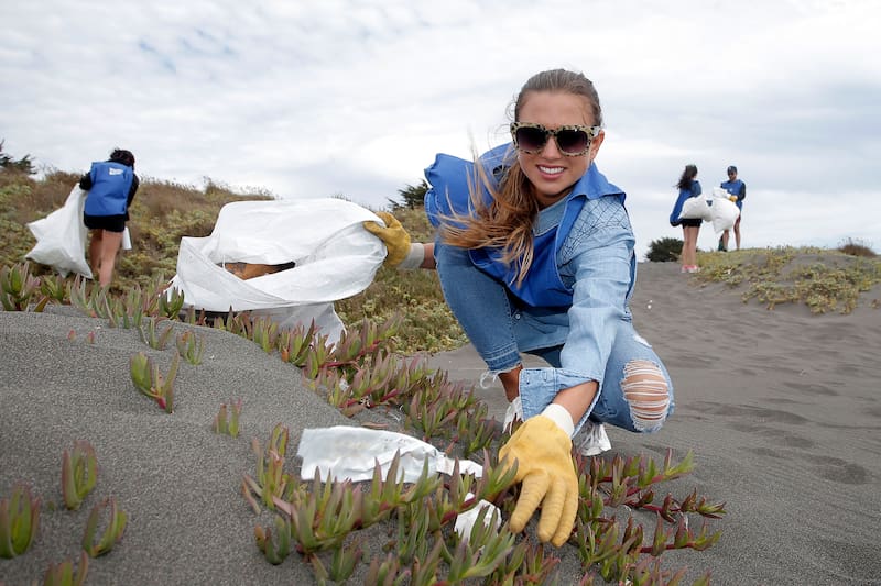 Pichilemu 10 de febrero 2018.
Tita Ureta junto a voluntarios limpian playas de Pichilemu,
Javier Torres/Aton Chile