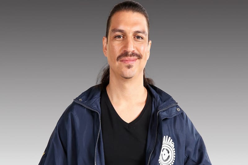 caracterizado como detective en "Secretos de Familia". Créditos: Canal 13