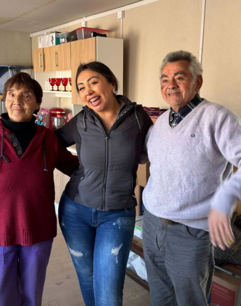 Naya Fácil y pareja de adultos mayores afectados por los incendios.